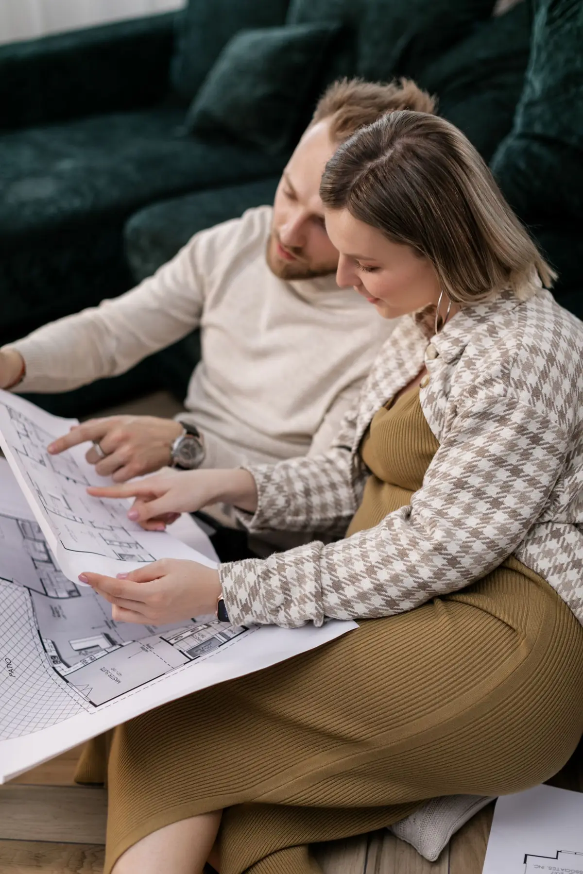 Un couple étudie ensemble les plans de son projet