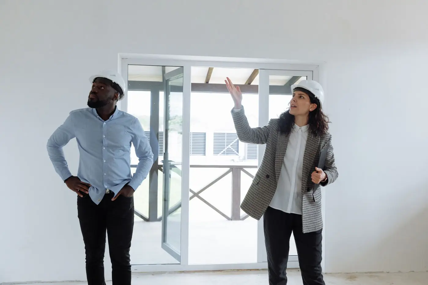 Une professionnelle fait visiter une maison en travaux à un particulier